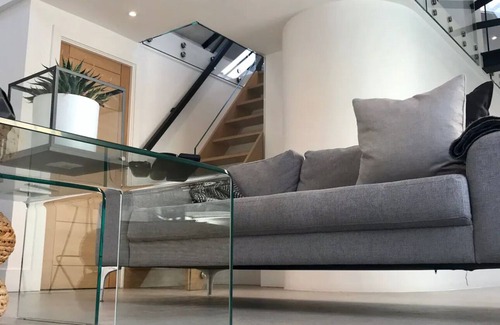 St Albans Casa | Albion Mills Amalgamation Living, Spacious 4 Bed 4 Bathroom & Mezzanine Office
