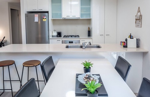 Albion Apartamento | Albion Stay – Spacious Patio, Pool & Near Transport