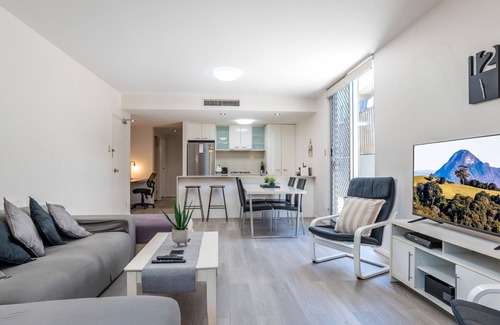 Albion Apartamento | Albion Stay – Spacious Patio, Pool & Near Transport
