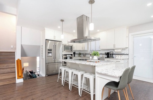 West Edmonton Casa | Aldergrove - Sleeps 10 - Hot Tub