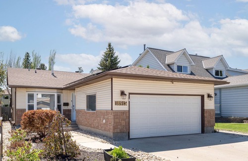 West Edmonton Casa | Aldergrove - Sleeps 10 - Hot Tub