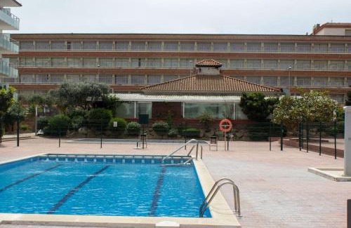 Blanes Apartamento | Alegre apto con piscina, a 300m de la playa.