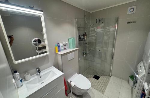 Alesund Apartamento | Ålesund room with shared shower