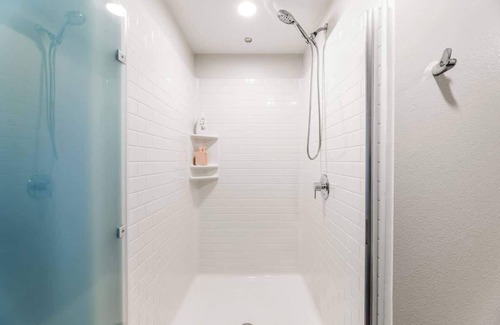 Los Angeles Cama Y Desayuno | Alex 2BD Haven in Hollywood!Free parking and pool!