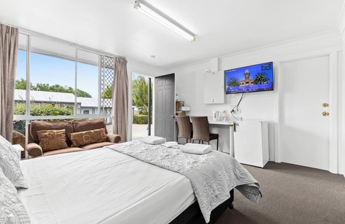 Warwick Hotel | Alexander Motel