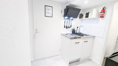 Ludwigsburg Apartamento | ALFA Ludwigsburg City Apartment 3 Zimmer für 5 Personen l Parkplatz l Bad I Küche l WIFI & SmartTV l Parking l Bathroom l Kitchen