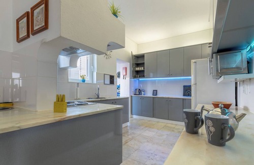 Praia da Rocha Villa | TheBlueVillaAlgarve 50 meters to beach and restaurants. 7 bedrooms. 20 min golf
