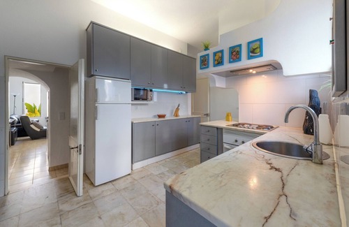 Praia da Rocha Villa | TheBlueVillaAlgarve 50 meters to beach and restaurants. 7 bedrooms. 20 min golf