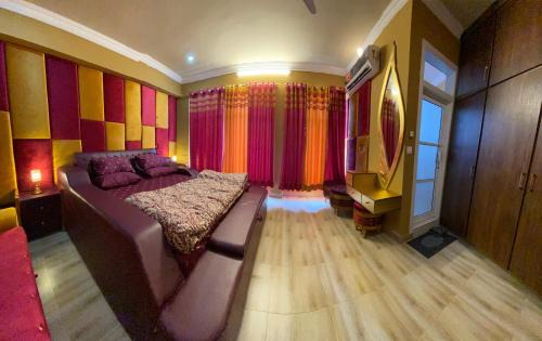 Bhurban Apartamento | ALI Luxury & Executive Apartments & Cottages Near PC Bhurban - Cooling & Heating Inverter-Gas Blow Heater-Full Kitchen-Mountain View-Lawn-Play Area-55 inches LED-WIFI-Lift- Free Breakfast