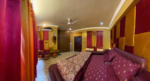 Bhurban Apartamento | ALI Luxury & Executive Apartments & Cottages Near PC Bhurban - Cooling & Heating Inverter-Gas Blow Heater-Full Kitchen-Mountain View-Lawn-Play Area-55 inches LED-WIFI-Lift- Free Breakfast