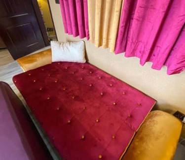 Bhurban Apartamento | ALI Luxury & Executive Apartments & Cottages Near PC Bhurban - Cooling & Heating Inverter-Gas Blow Heater-Full Kitchen-Mountain View-Lawn-Play Area-55 inches LED-WIFI-Lift- Free Breakfast