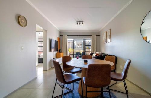 Greater Johannesburg Metropolitan Area Apartamento | #AlimamaSpaces Thando's Waterfalls Villa