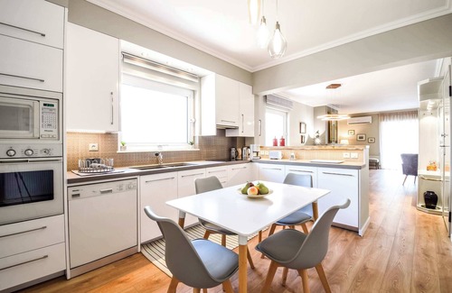 Alimos Apartamento | Alimos Luxury 3 Bd Apt w Stunning Acropolis Views