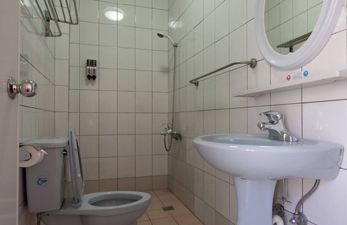 Alishan Casa | Alishan | Double Room near Fenqihu Old Street | Bus Access | 新天山茶業民宿雙人房