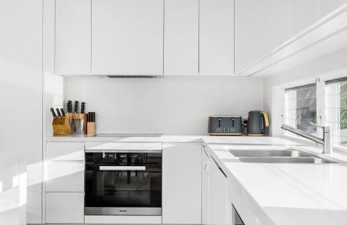 Byron Bay Casa | Alkira - Boutique cottage - Walk to Clarkes Beach