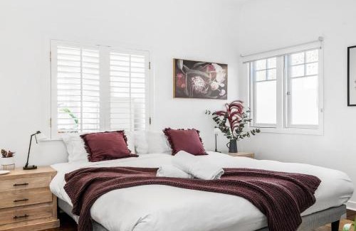 Byron Bay Casa | Alkira - Boutique cottage - Walk to Clarkes Beach