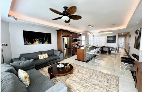 Center City Apartamento | All Decked Out! 2Bd Apt w/Patio in Center City!