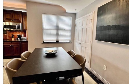 Center City Apartamento | All Decked Out! 2Bd Apt w/Patio in Center City!