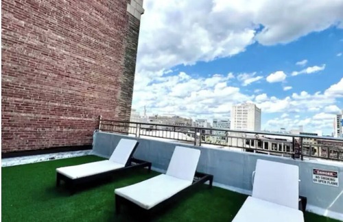 Center City Apartamento | All Decked Out! 2Bd Apt w/Patio in Center City!