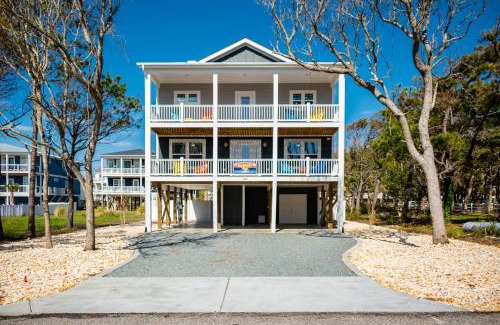 Yaupon Beach Casa | All Decked Out by Oak Island Accommodations