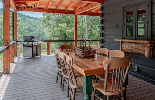 Topton Cabina | All Decked Out-Pet Friendly, Luxury Log Cabin Rental, High Speed Internet, 4 Decks, Swinging Day Bed, Large Hot Tub-Nantahala NC.