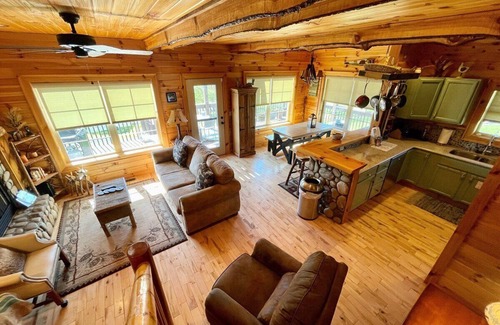 West Jefferson Cabina | Riverfront Cabin-firepit,fireplace,foosball,WIFI,gameroom,fire table,wet bar