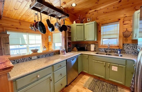 West Jefferson Cabina | Riverfront Cabin-firepit,fireplace,foosball,WIFI,gameroom,fire table,wet bar