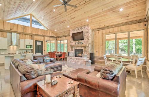 Edgemont Casa | All-Encompassing Lakehouse with Modern Accents!