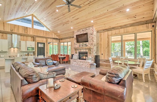 Edgemont Casa | All-Encompassing Lakehouse w/ Modern Accents!