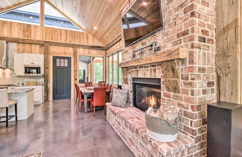 Edgemont Casa | All-Encompassing Lakehouse w/ Modern Accents!