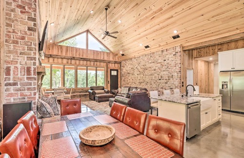 Edgemont Casa | All-Encompassing Lakehouse w/ Modern Accents!