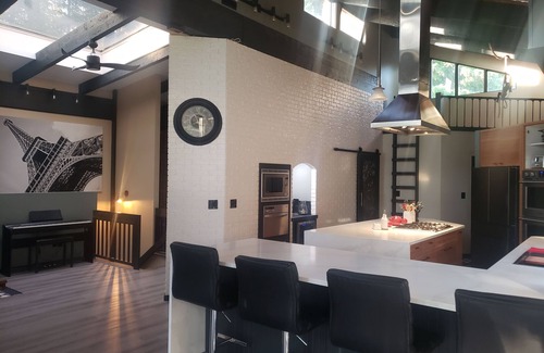 Salmon Arm Casa | All in one getaway! Indoor pool, hot tub, sauna and more! Close to lake+shopping