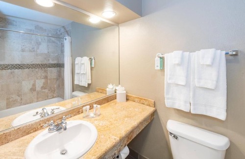 Rancho Santa Fe Hotel | All-In-One Luxury Escape w/ Golf Access, Spa Days & Resort-Style Pool l 2 Rooms