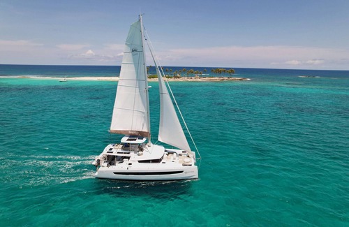 Staniel Cay Alquiler De Eote | All inclusive Luxury Sailing Charter Catamaran With Crew 4 bedrooms 8 guests.
