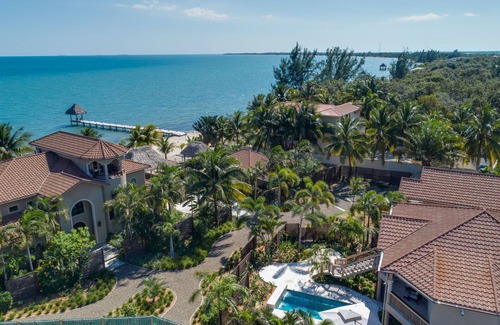 Cocoplum Villa | Villa Seahorse renovada 2018 | Piscina con acceso a la playa | Duerme 10 | cerca de Placencia