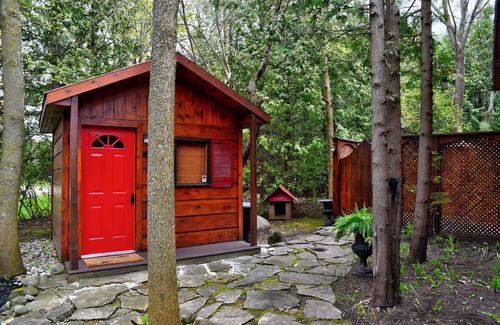 Collingwood Chalet De Esquí | All inclusive summer rental with a private backyard oasis
