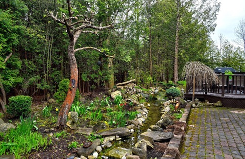 Collingwood Chalet De Esquí | All inclusive summer rental with a private backyard oasis