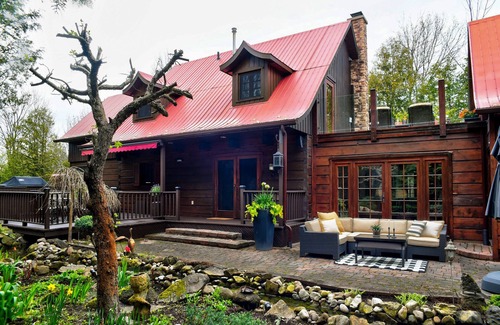 Collingwood Chalet De Esquí | All inclusive summer rental with a private backyard oasis