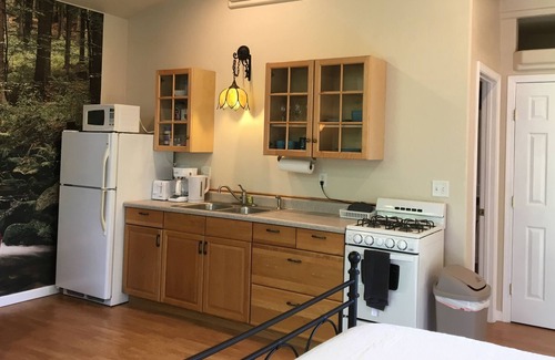 Redding Highlands Casa | All Inn Guesthouse Big windows, vaulted ceilings, Very private park like setting