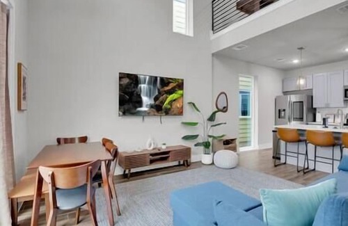 Terrell Heights Casa | All Masters, 22ft Ceilings!