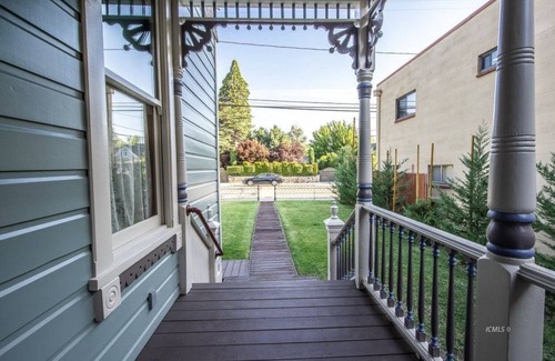Bishop Apartamento | All New 1 BEDROOM Downtown Luxury Victorian bedroom separate from house sleeps 2