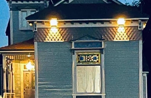 Bishop Apartamento | All New 1 BEDROOM Downtown Luxury Victorian bedroom separate from house sleeps 2