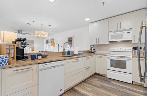 Tranquil Harbour Condominio | NEW! Oceanfront Bliss! 50 Steps ToThe Beach, Big Pool, Great Views.