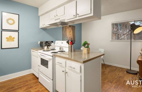 North Loop Apartamento | Pool + Walk Eclectic Hip North Loop