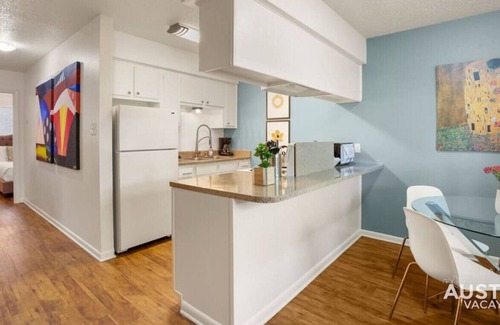 North Loop Apartamento | Pool + Walk Eclectic Hip North Loop