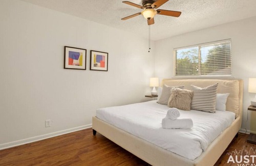 North Loop Apartamento | Pool + Walk Eclectic Hip North Loop