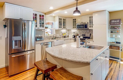 Kings Beach Casa | All-Season Getaway | Hot Tub & Backyard | Walk 2 Blocks to Lake & Restaurants