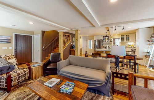 Kings Beach Casa | All-Season Getaway | Hot Tub & Backyard | Walk 2 Blocks to Lake & Restaurants