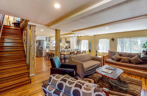 Kings Beach Casa | All-Season Getaway | Hot Tub & Backyard | Walk 2 Blocks to Lake & Restaurants