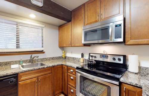 Lakeshore Condominio | Condo de todas las temporadas en w / deck - a pie de la piscina compartida / jacuzzi y Huntington Lake.
